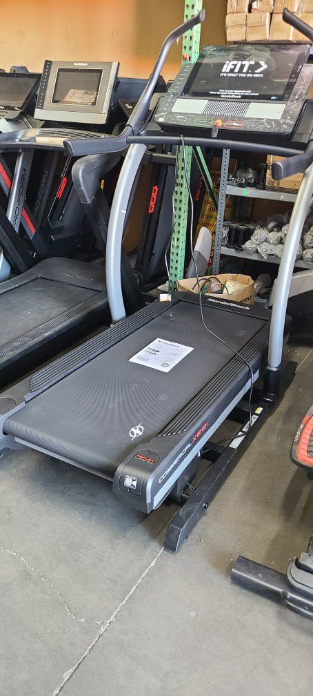 Nordictrack X22i Commercial Treadmill with 40$ incline- 1499$ - 0 hours 