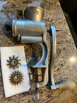 Vintage Universal 1572 meat grinder