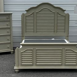 KEVIN CHARLES QUEEN SIZE BEDROOM SET W BED BOX SPRING CHEST - delivery is negotiable