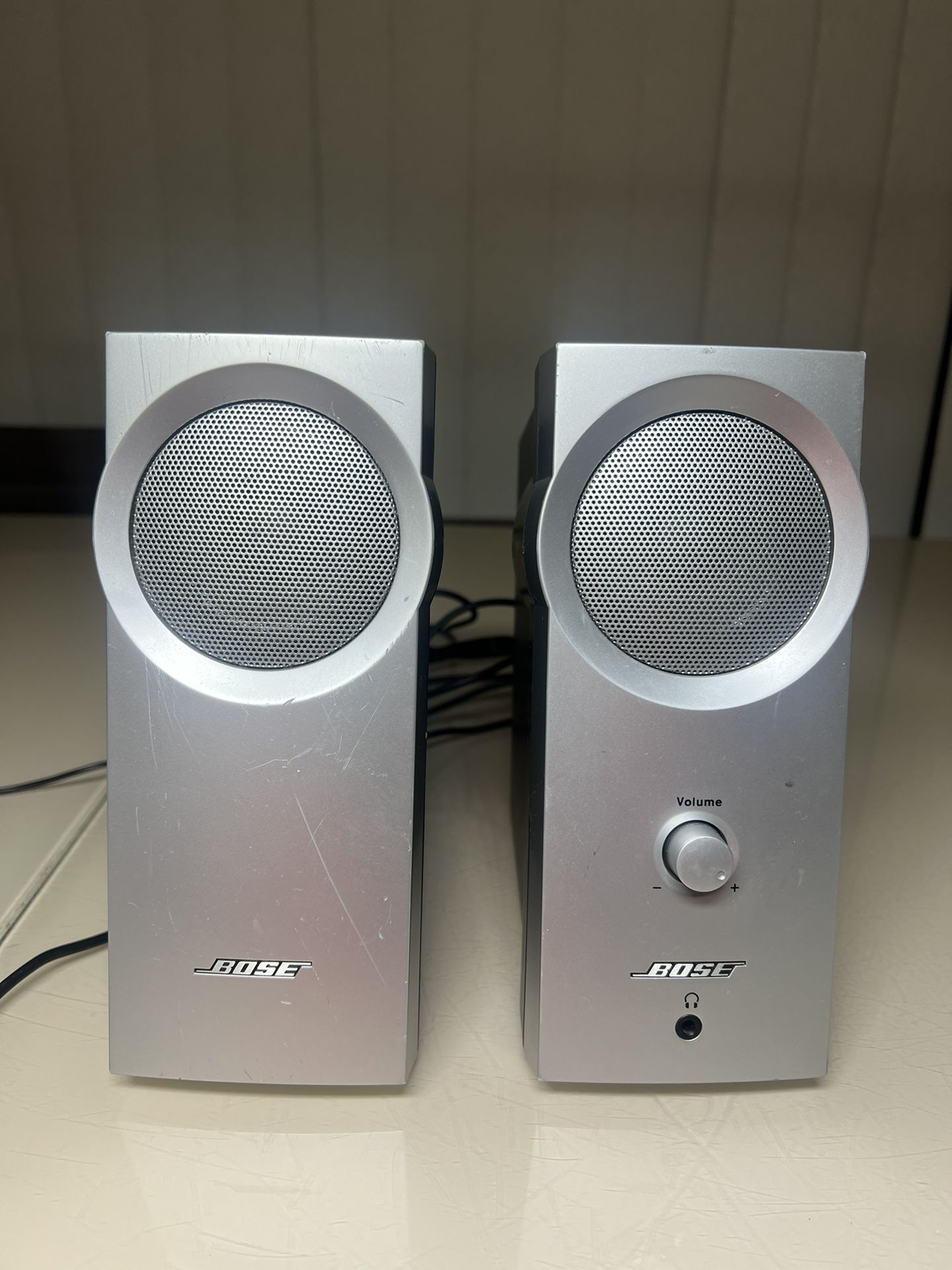 Bose Companion 2 Multimedia Computer Speakers With Aux & Power Supply READ. Used in good condition with some cosmetic blemishes. These blemishes a