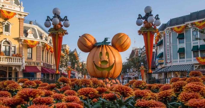 DISNEYLAND 🎢🎡🍿🥤🥨🍦(4) TICKETS 🎟️ 🎟️🎟️🎟️ ONE ☝️ PARK  $600 PRICE FIRM 