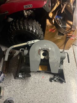 5th wheel hitch puck system