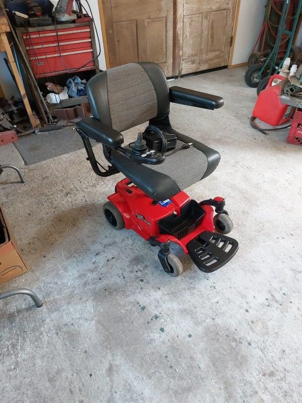 GO CHAIR - PRIDE. Black/Gray Seat - Red Bottom