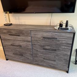 Dresser And 2 Nightstands