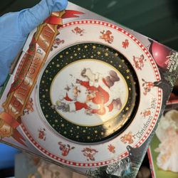 Collectibles Santa Plate By GIORDANO