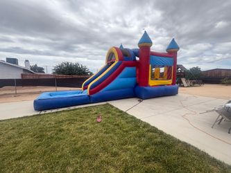 Bounce house w water slide