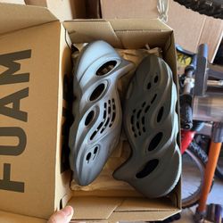 Yeezy Foam Rnr Carbon Size 5 