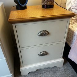 2 nightstands with shell handler