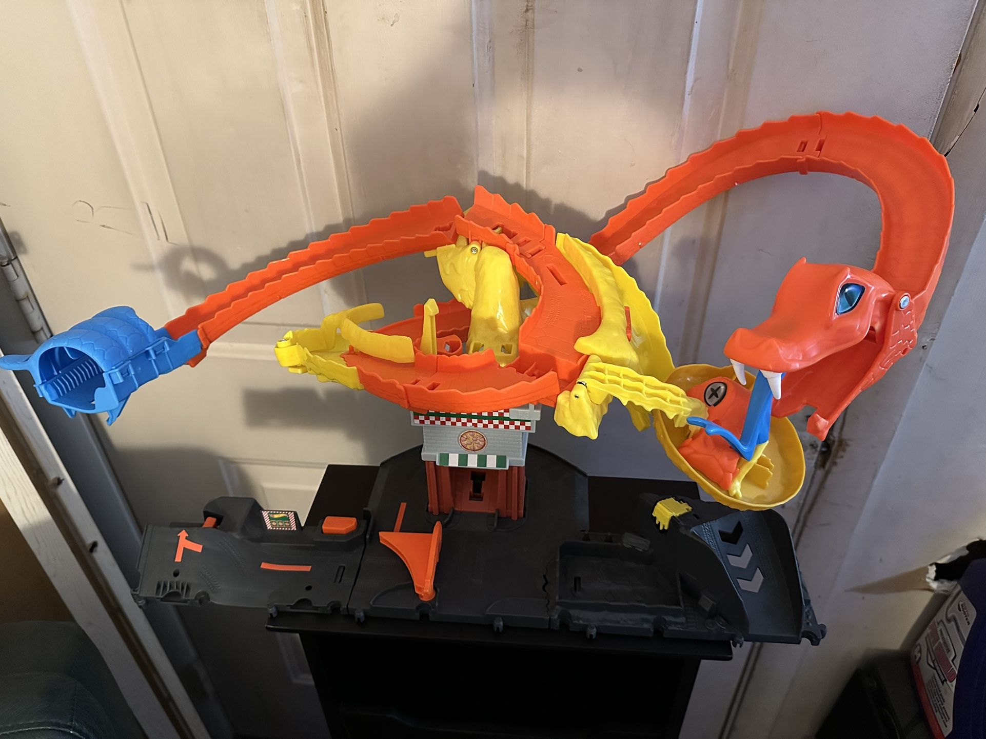 Hot Wheels City Pizza Slam Cobra Attack Playset