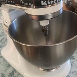 KitchenAid K45SS Classic Series Tilt-Head Stand Mixer for Sale in Menifee,  CA - OfferUp
