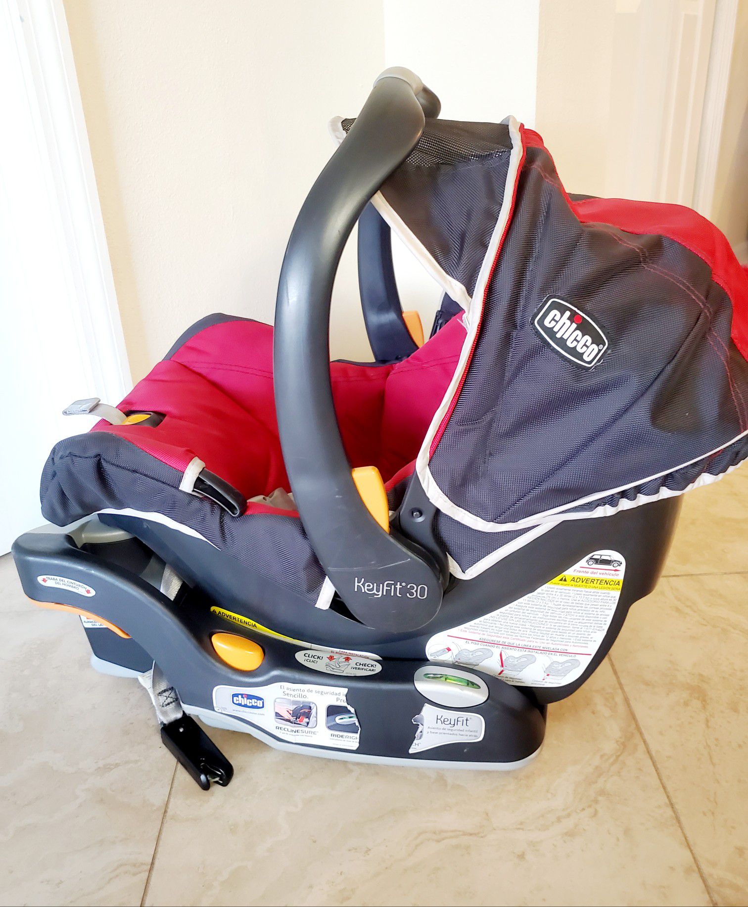 Chicco Keyfit30 - Infant car seat and Base