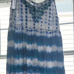 A Beautiful Beach Dress With The Colors Dark Blue,blue,green And White.