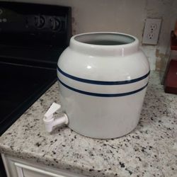 Porcelain water dispenser has no lid