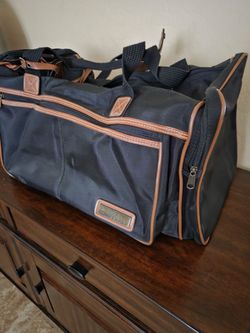 Blk carry on duffle style bag 20x11x10, like new, has pockets n roomy$10.00