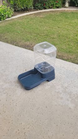 Large 2 Gallon Gravity Pet Water Dispenser Excellent Condition PRICE Is Firm Cash Only 