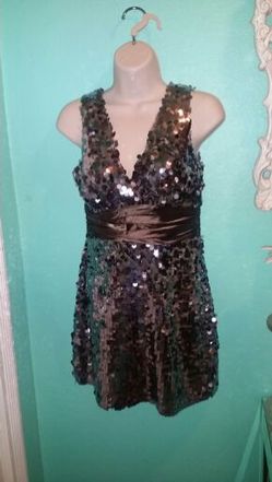Pretty party dress..very shimmery. ..size small...great condition!