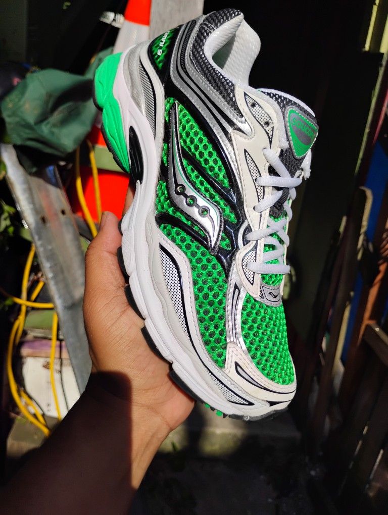 SAUCONY SIZE 8.5