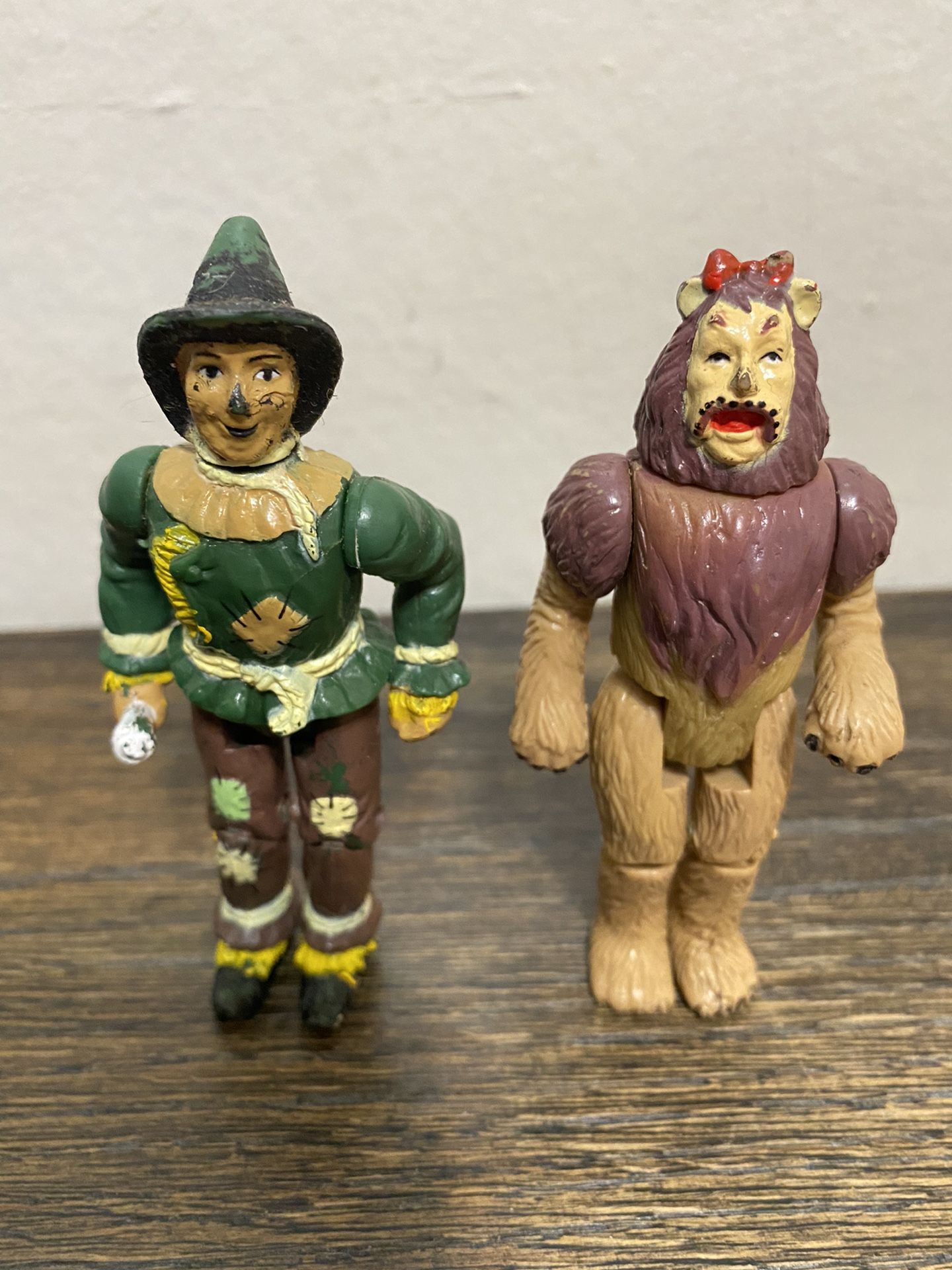 2 Vintage The Wizard of Oz 4" Scarecrow Cowardly Lion Action Figures MGM Turner