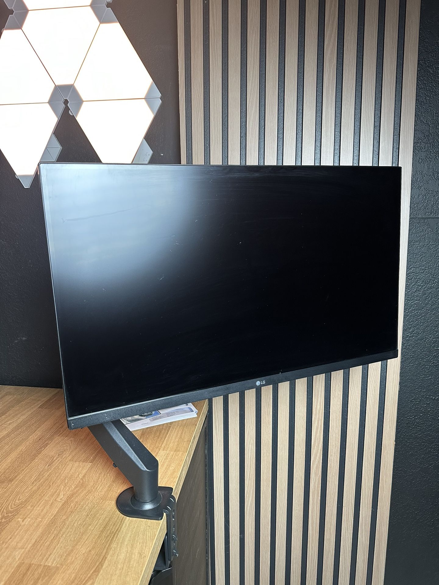 LG gaming monitor (27GL83A-B) 1440p 144hz, With Mount Arm