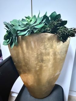 Gold vase decor