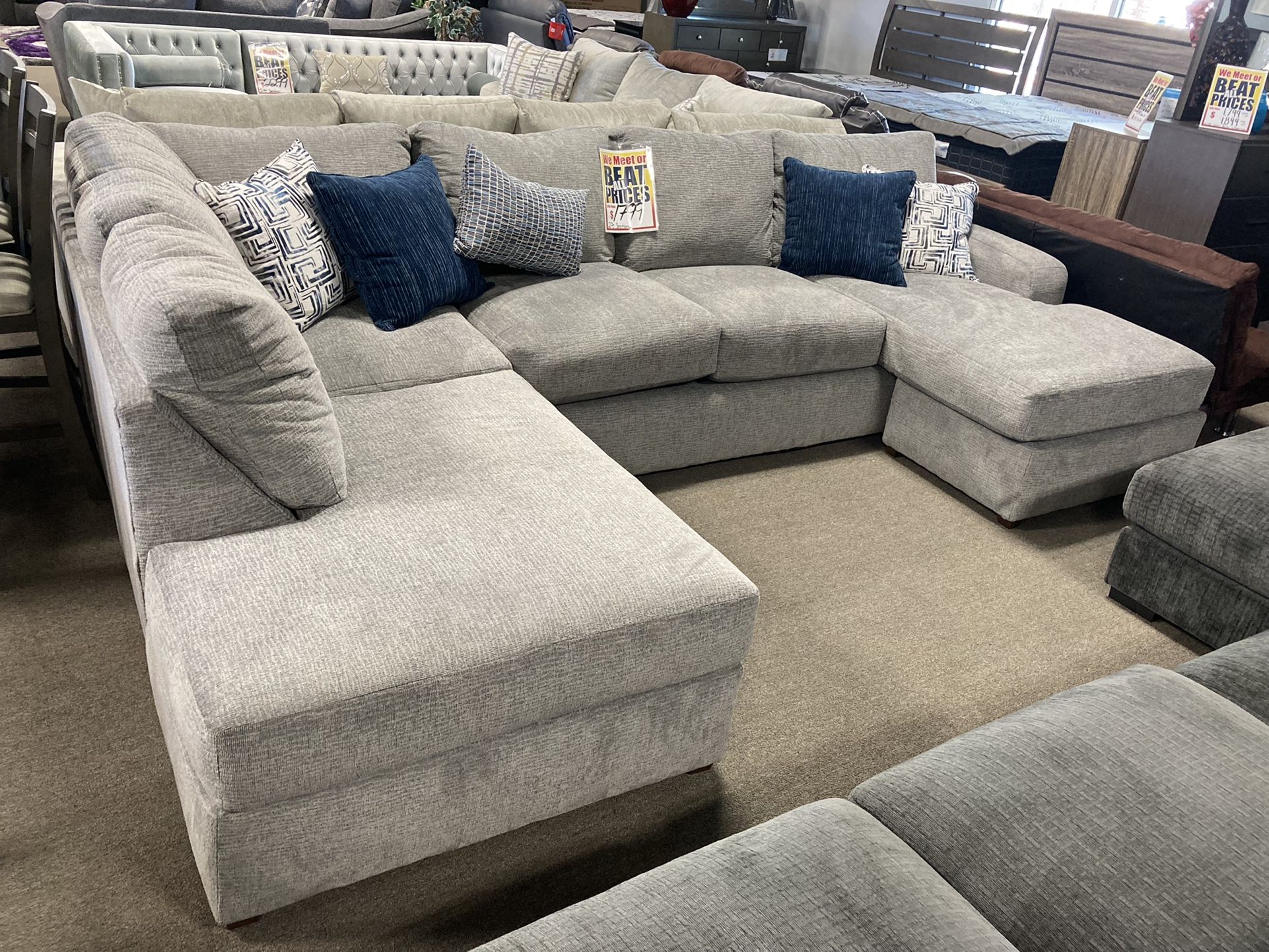 Lovely Sectional ✨💙 Easy Financing Available ✨💛 Free Delivery 🚚