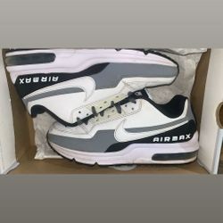 Size 7 Nike Air -Maxes