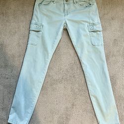   Cabi Celadon green cargo skinny jeans  Zip  Sz 6 with button. Stretchy  Front/side/back pockets  Size 6  Pre-owned and in great condi