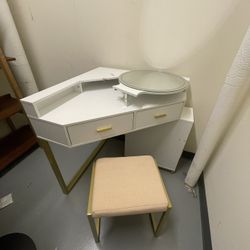Make Up Desk With Mirror