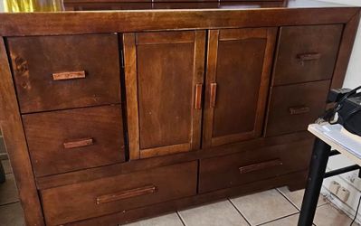 Solid Wood Dresser / Locador con espejo