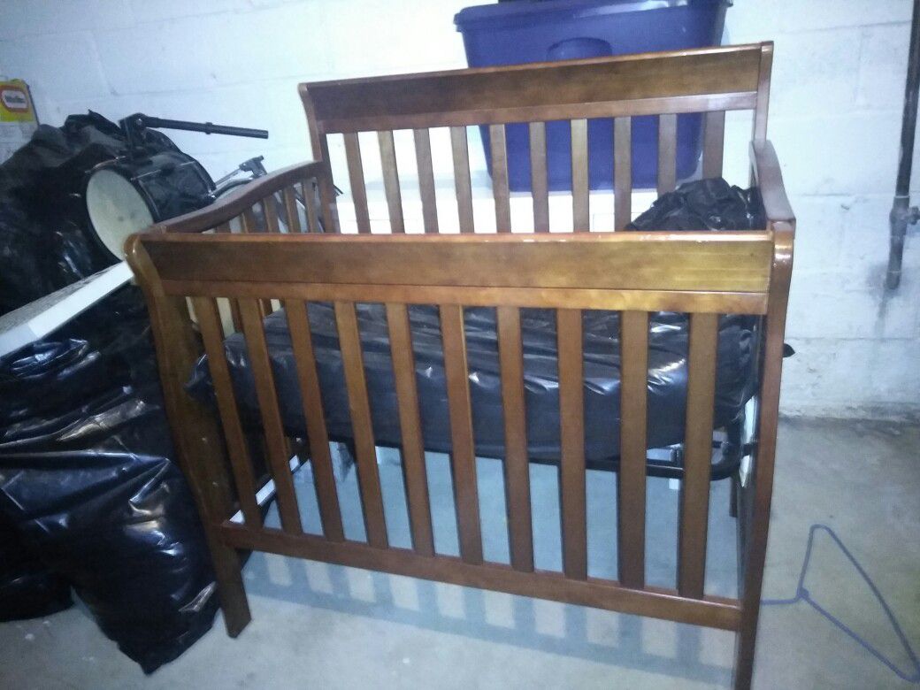 Baby & toddler crib