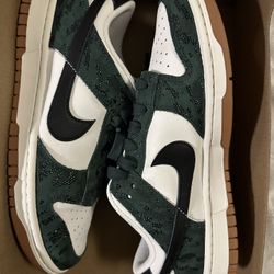NIKE DUNK LOW WMNS “GREEN SNAKE”🐍 SIZE(8.5W/7Y). DS(NEW). REPLACEMENT BOX. $110. CASH. STEAL‼️ MARKET VALUE $140. 😮‍💨 TAP IN! TRADES ALWAYS WELCOME