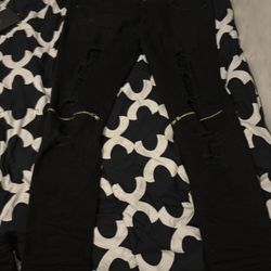 Ripped black jeans with zipper