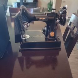 1939 SINGER PORTABLE ELECTRIC SEWING MACHINE 221-1