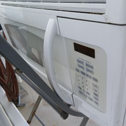 GE Microwave. Excellent Condition. 