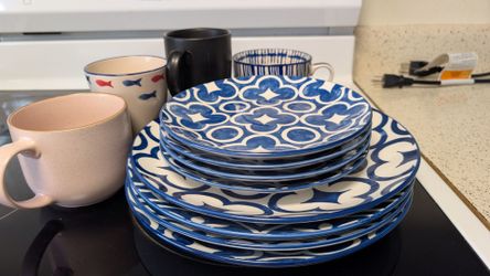 Ceramic plates and mugs