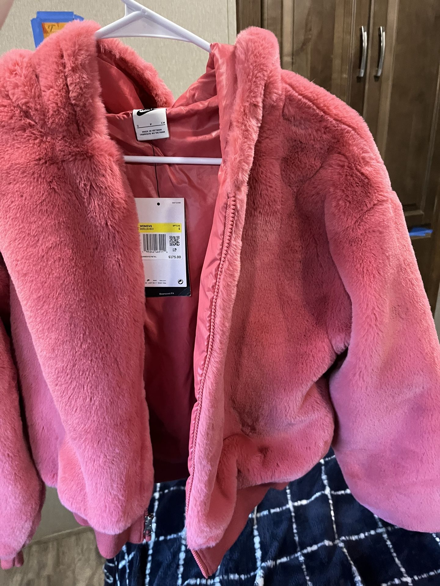 Nike Women's Faux Fur Jacket (DD5116 622) – NWT Size Small– Pink