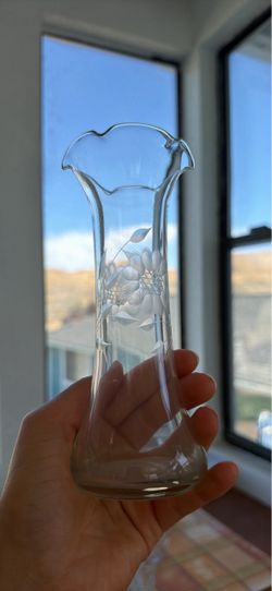Vintage Clear Glass Bud Vase – Etched Floral Design & Ruffled Rim