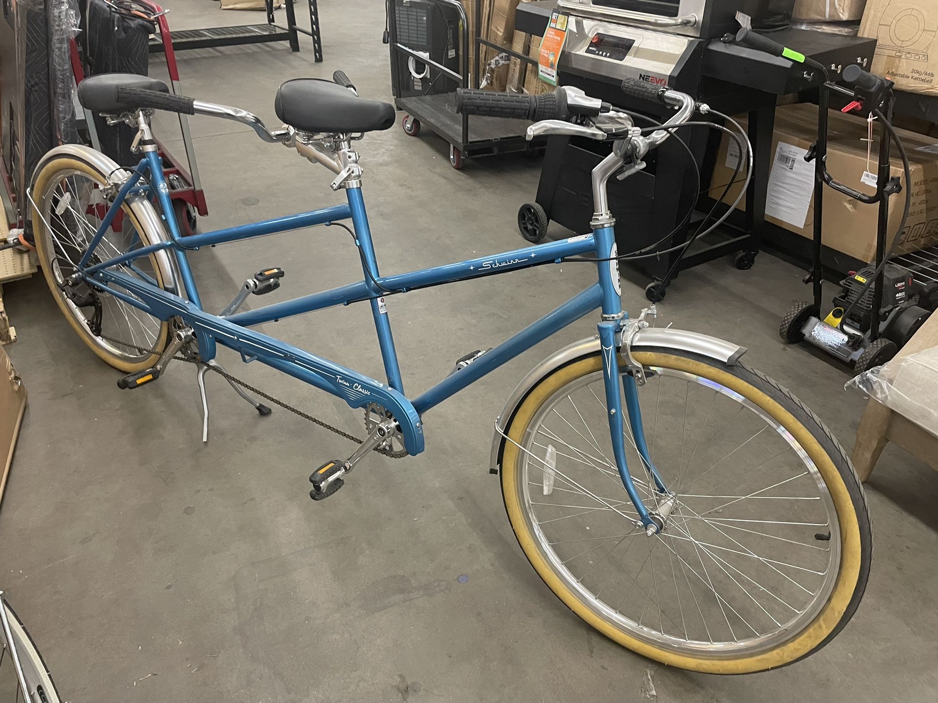 New Schwinn multi speed tandem beach cruiser for 2 bike ! Pick up 43rd ave and Indian 550$