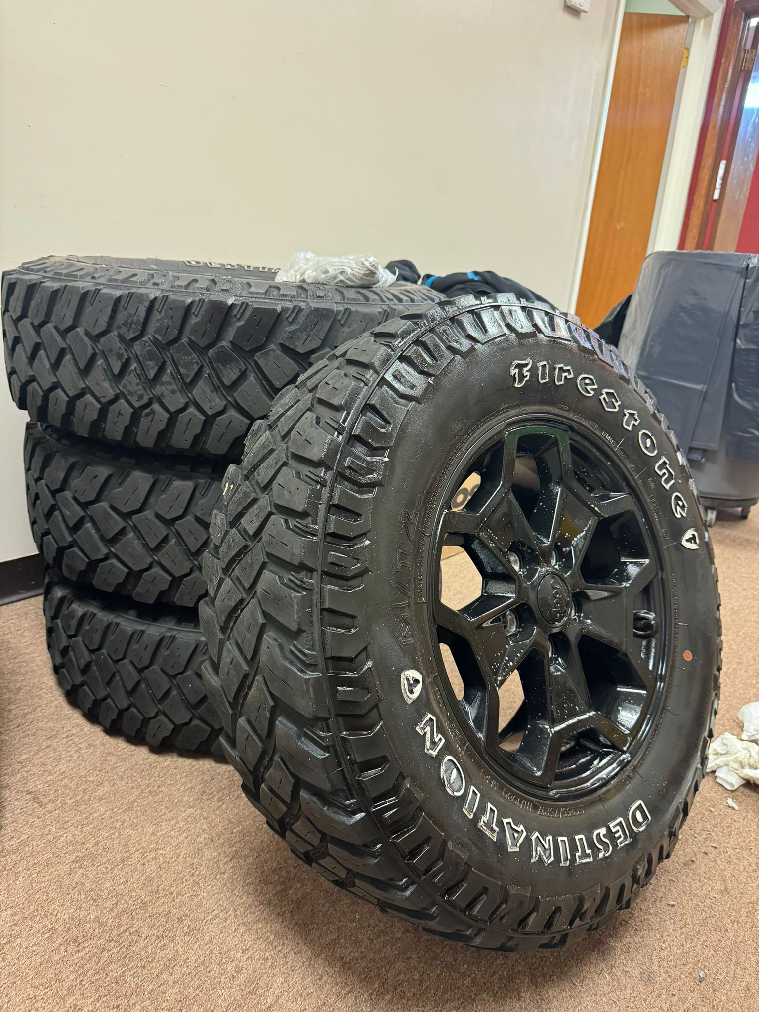 4x Jeep Firestone Destination Tires and Alloy wheels 255-75/R17