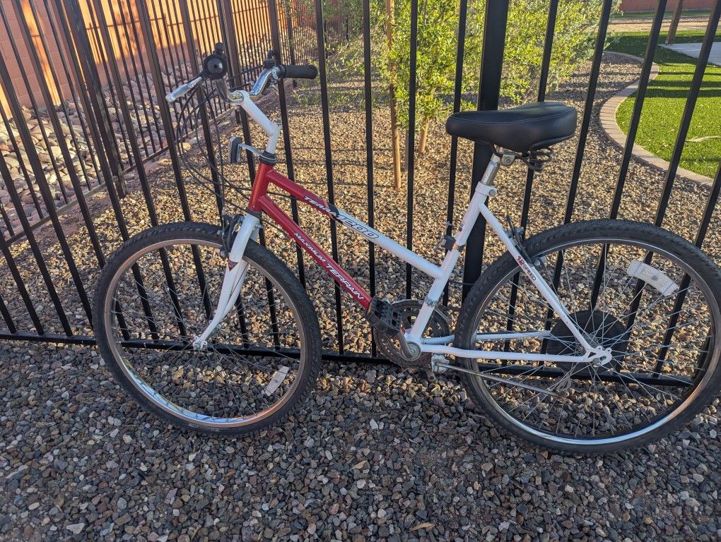Mountain Bike, 12-speed, 26-in Tires, 18-in Frame, New Seat