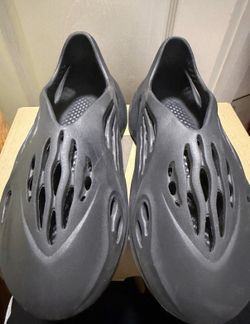 Yeezy Onyx Foam Runner’s size 8
