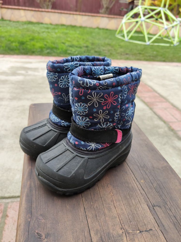 Girl snow boots. Size 8
