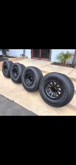 17" LOCK Lunatic w/ 35" AT tires