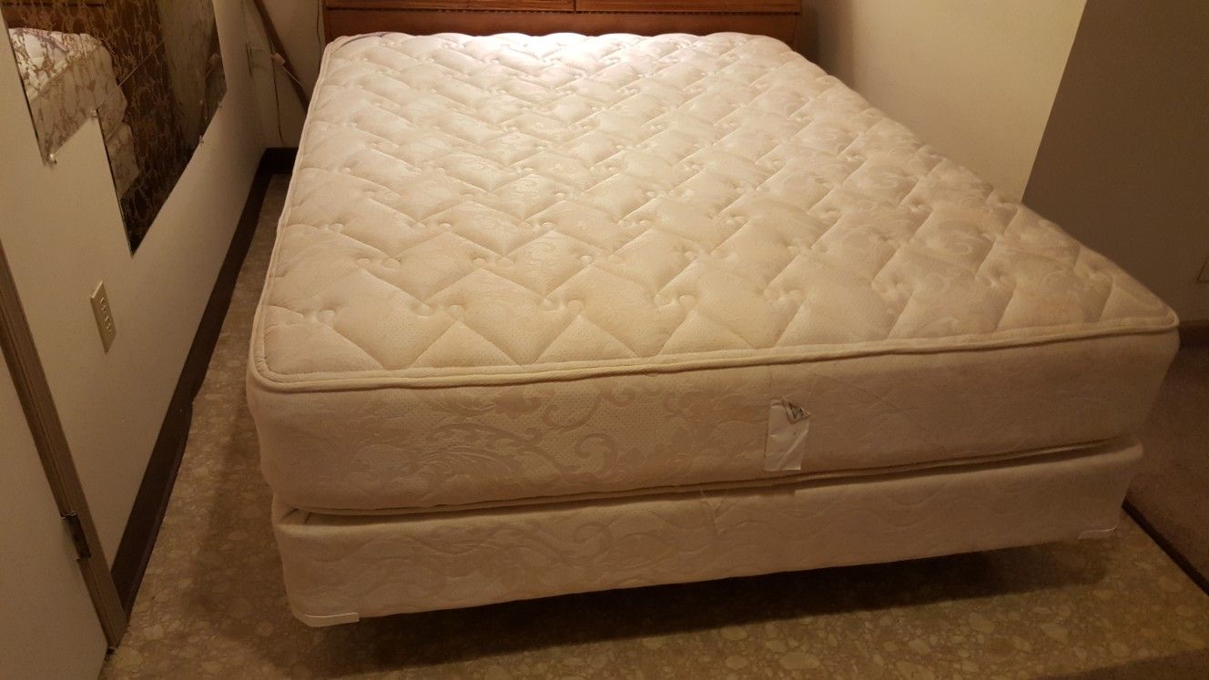 Queen Mattress/Boxspring Bemco Chiro Posture Essence