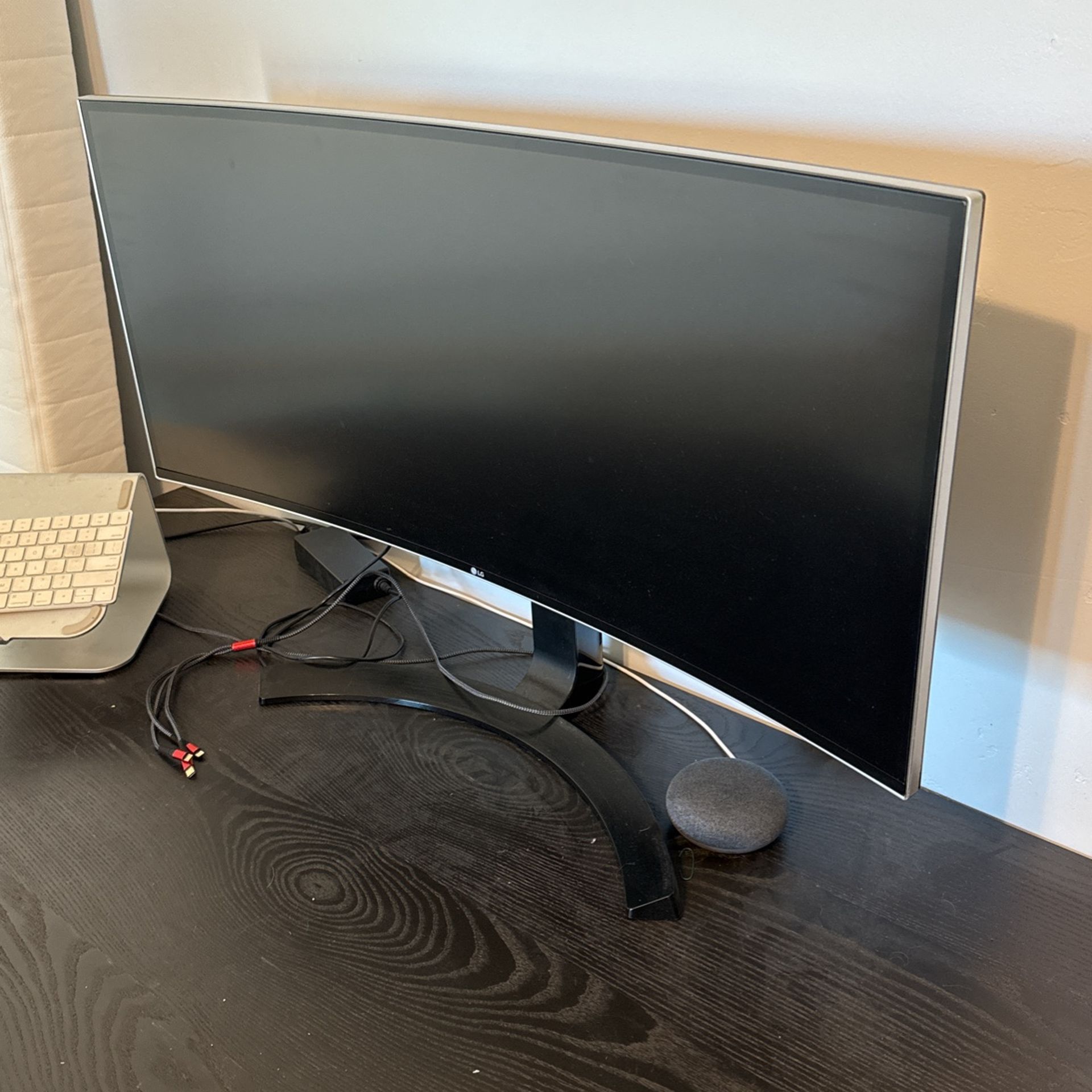 Curved monitor. LG34UC88. 34 Inches.