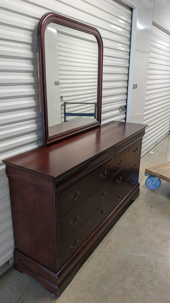 Dresser With Mirror. Free Delivery 👍