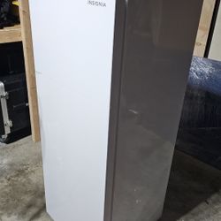 Like New Insignia 7 Cu Ft Upright Convertible Freezer