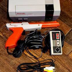 Nintendo NES Entertainment System Bundle Zapper Controller