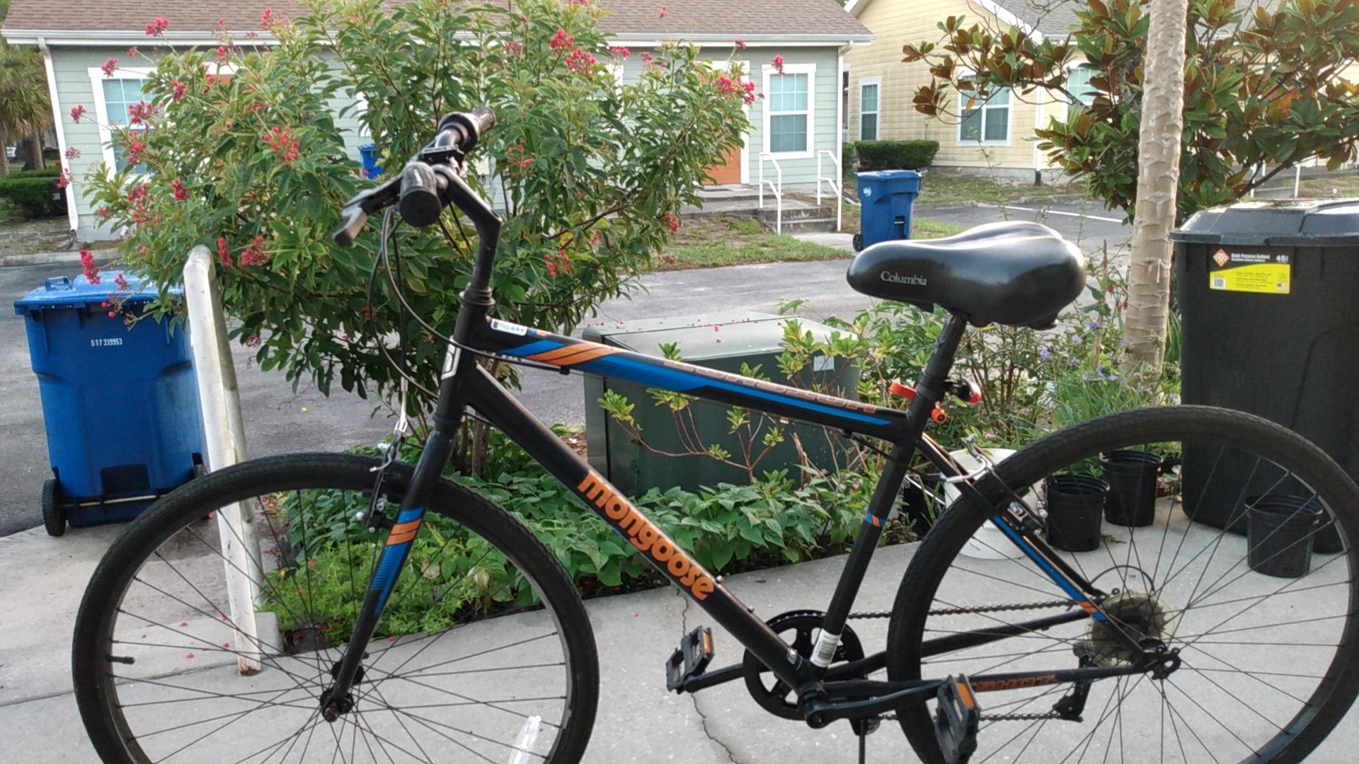 mongoose hotshot 700c tire size