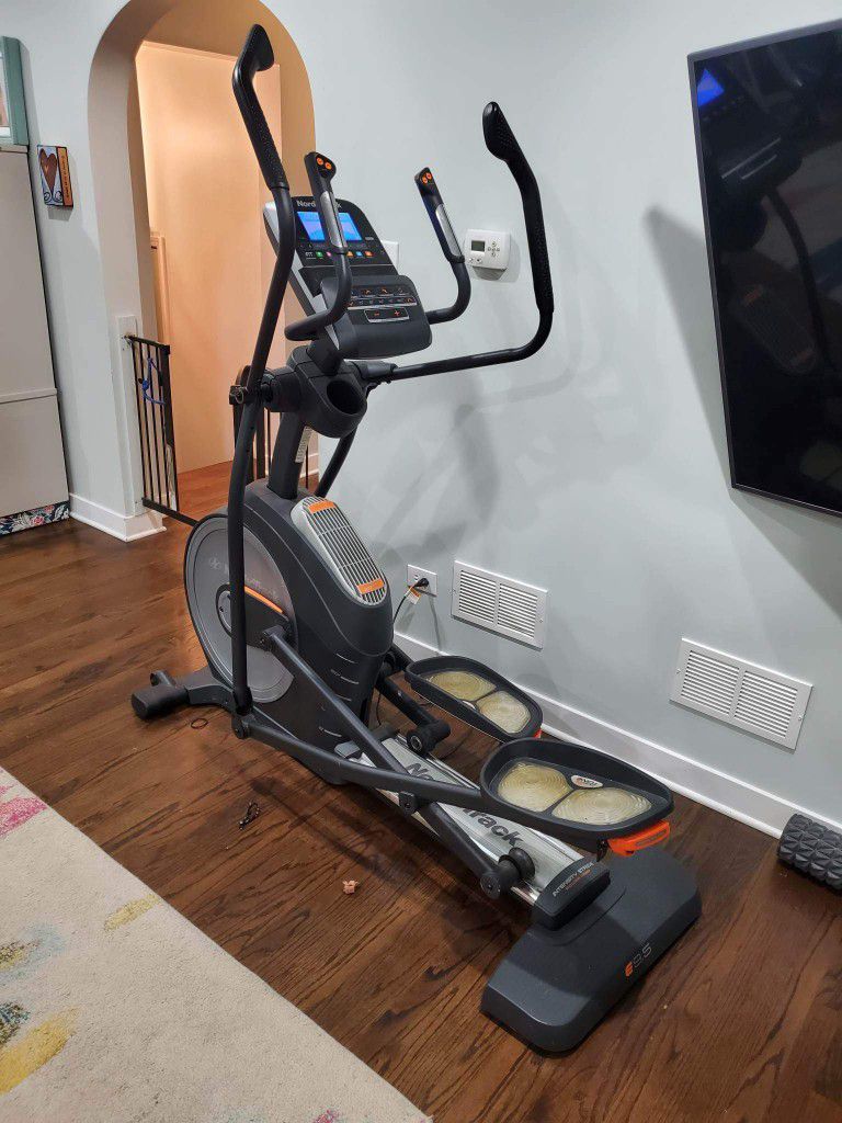 NORDICTRACK E 9.5 ELLIPTICAL MACHINE ( LIKE NEW & DELIVERY AVAILABLE TODAY